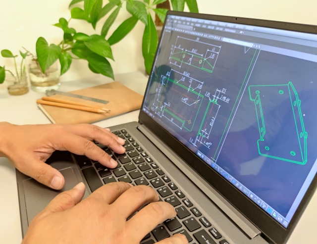 PCで図面作成をしている