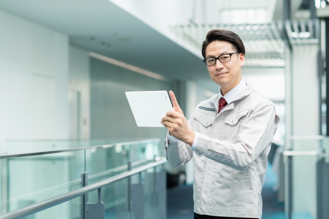 タブレットを使って作業をするエンジニア
